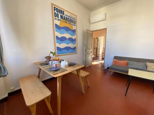 un salon avec une table et un canapé dans l'établissement T3 rénové dans une maison de ville, à Marseille