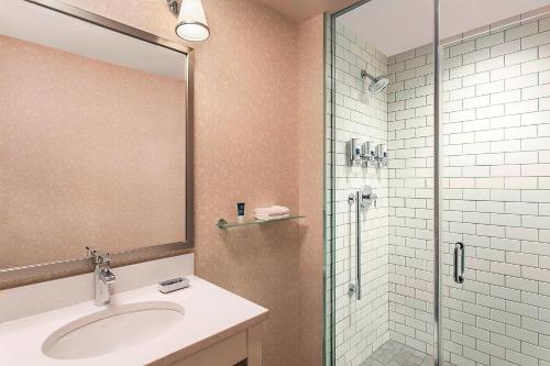 y baño con lavabo y ducha. en Four Points by Sheraton New York Downtown, en Nueva York