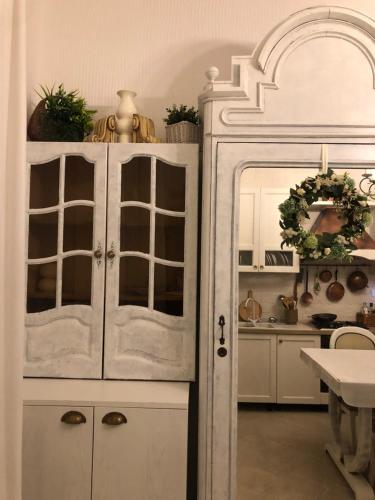 a white cabinet in a kitchen with a table at Casa Veranda sul mare in Gela