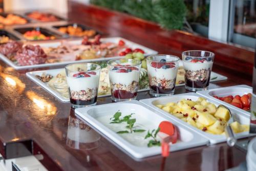 un buffet con varios platos de comida en una mesa en Sauna & Whirlpool - ALPENLIEBE APARTments en Inzell