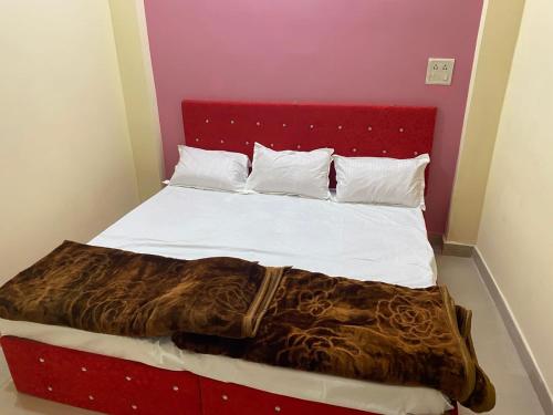 Een bed of bedden in een kamer bij Sahu Home stay