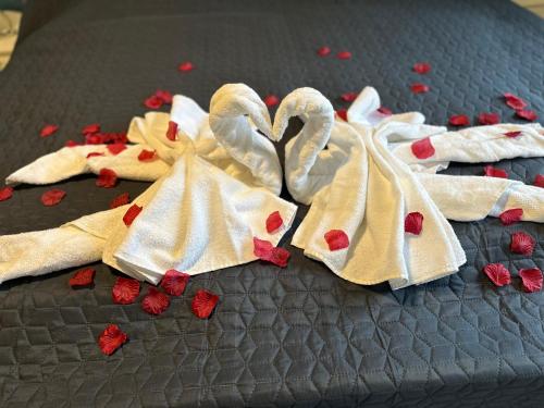 a group of swans dressed in hearts on a bed at Inseloase in Fehmarn