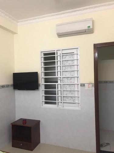 a room with a window and a television on the wall at Motel Liên Anh in Vung Tau