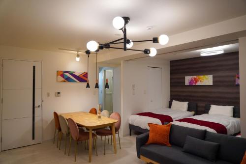 小樽的住宿－AMS海宝楼403，一间卧室配有两张床和一张沙发的桌子