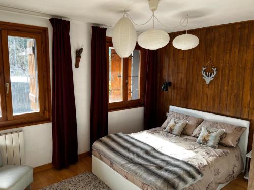 Un pat sau paturi într-o cameră la Lovely 2 Bed Apartment in Morzine with garden