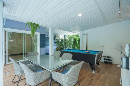 Ioon Resort ไออุ่นรีสอร์ท في سارابوري: غرفة طعام مع طاولة وكراسي حمام سباحة