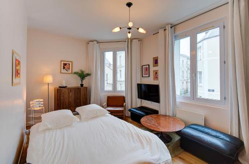 a bedroom with a large bed and a television at Chic et Cosy - 5mn de la gare - Arrivée Autonome in Tours