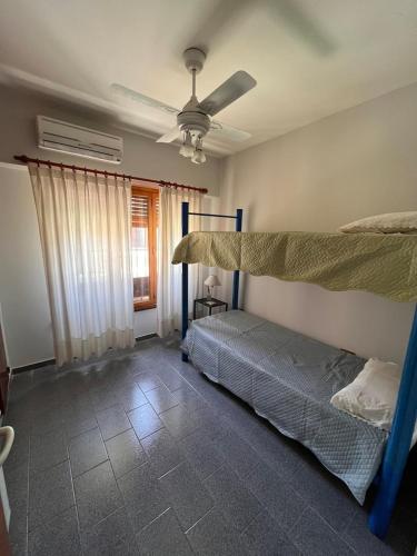 1 Schlafzimmer mit 2 Etagenbetten und einem Fenster in der Unterkunft Casa para 7 personas pileta in Monte Hermoso