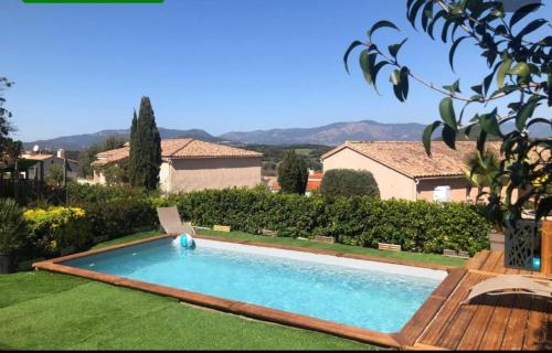 une piscine dans la cour d'une maison dans l'établissement RINESA II, à Porticcio