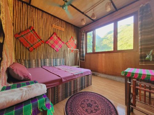 Zimmer mit 2 Betten und einem Fenster in der Unterkunft Du Gia View Homestay in Làng Cac