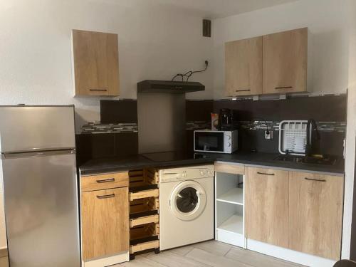 una cucina con frigorifero e lavatrice di Appartement T2 de 30m2, Grande Terrasse, Résidence Soleil Marin a Collioure