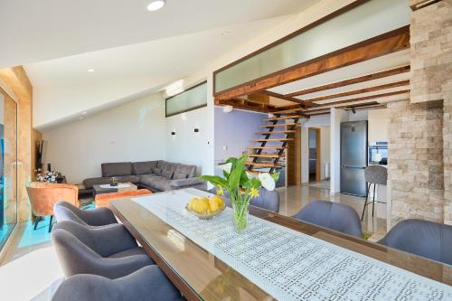 Bay Hill Apartment