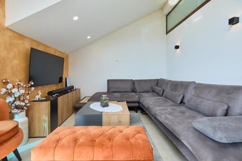 Bay Hill Apartment