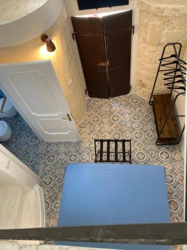 Zimmer mit einem blauen Tisch und einem Schrank in der Unterkunft B&B Antica Dimora dell'Angelo in Nardò