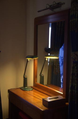 サパにあるSapa North Star Hotel Spa And Cafeの鏡の横のドレッサーの灯り2つ