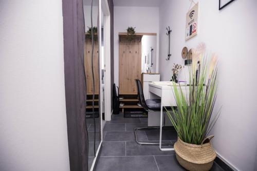 pasillo con baño con lavabo y espejo en Apartman Day, en Čakovec