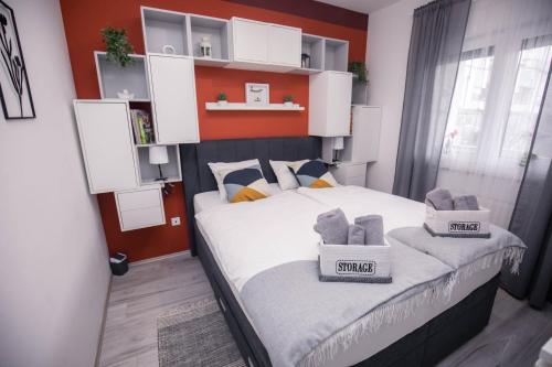 een slaapkamer met een bed met twee manden erop bij Apartman Day in Čakovec