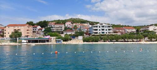 un grupo de patos en el agua cerca de una playa en Apartment Citadela, en Marina