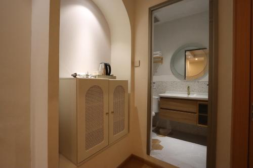 bagno con lavandino e specchio di Casabella 102 BCS A2 Grand Batam Penuin Wet Market a Nagoya