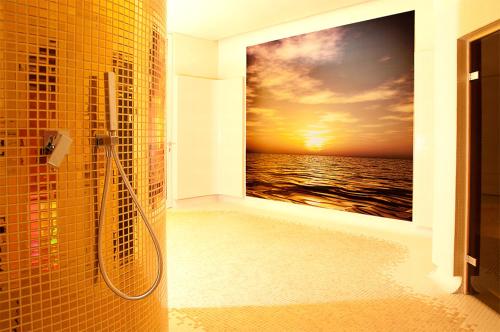 łazienka z oknem z obrazem oceanu w obiekcie Hotel Court Wellness&Spa w Kędzierzynie-Koźlu