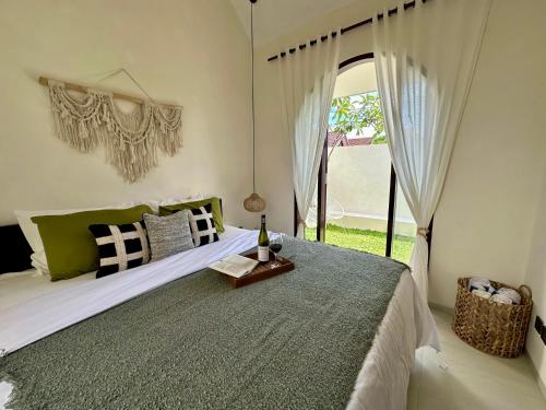 - une chambre avec un grand lit et une fenêtre dans l'établissement Trendy 1-Bedroom-Villa 'Lala' in Uluwatu, à Jimbaran