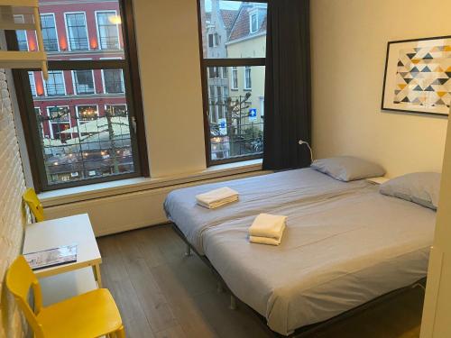 sypialnia z łóżkiem z dwoma ręcznikami w obiekcie Hostel Deventer, Short Stay Deventer, hartje stad, aan de IJssel, w mieście Deventer