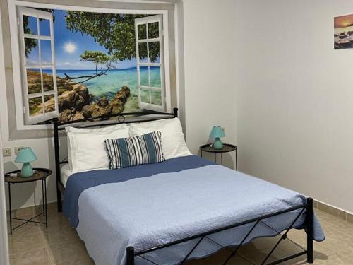 - une chambre avec un lit et une vue sur l'océan dans l'établissement Artemisia Apartment, à Koskinou