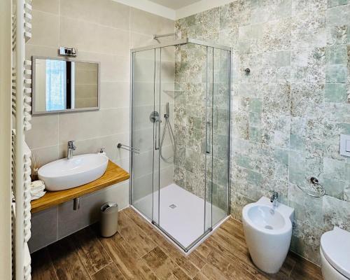 a bathroom with a glass shower and a sink at Agriturismo EdMo in Castiglione Tinella
