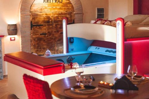 ein Spielzeug-Schlafzimmer mit einem Tisch und einem Etagenbett in der Unterkunft Terre Dell'Amore in Grosseto