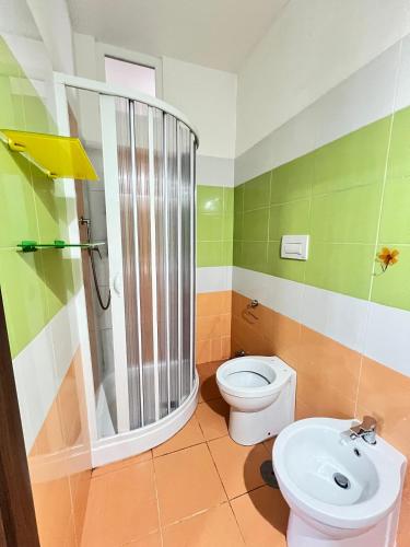 e bagno con servizi igienici, doccia e lavandino. di Pompei Gateway - Near Amalfi, Positano, Pompei, Napoli. a Scafati