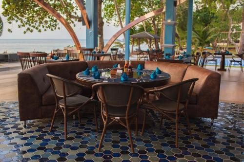 a restaurant with a table and chairs and a couch at Koh Chang Grandview Resort in Ko Chang