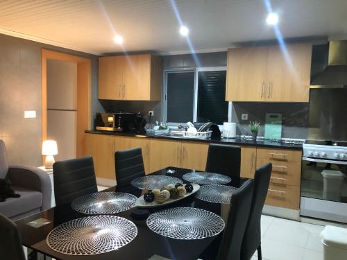 a kitchen with a table with chairs and a tableasteryasteryasteryasteryasteryastery at Casa de Vivian and Michael in São Pedro