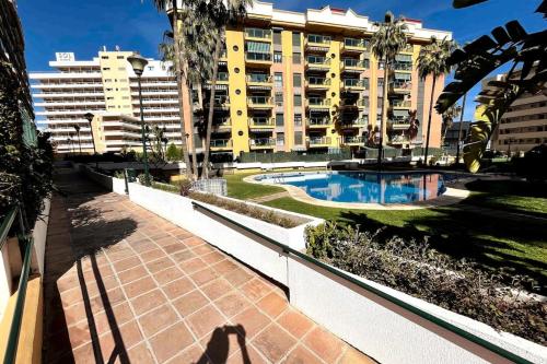 Love Rent4 Málaga Bajondillo Playa, Piscina & Parking