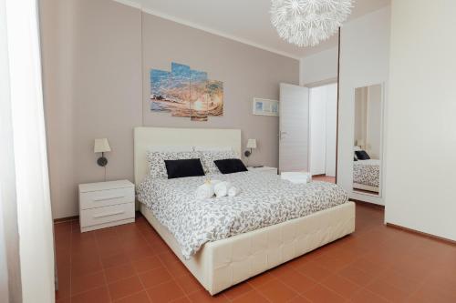 um quarto com uma grande cama branca e 2 almofadas em APPARTAMENTO ACACIA em Imola