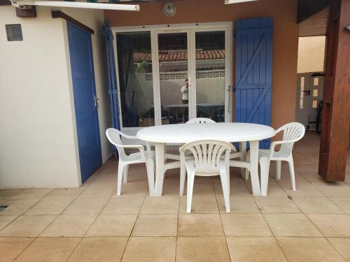 Photo de la galerie de l'établissement Confortable maison dans résidence avec piscine, 100 m de la plage, à Valras-Plage