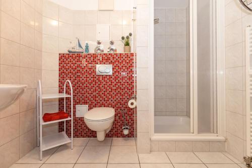 a small bathroom with a toilet and a shower at Brücken-Butze Whg 12 Villa Strandburg in Kühlungsborn