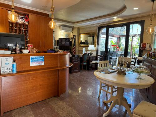 Euro House Inn Airport في فيوميتشينو: مطعم مع كونتر وطاولة في الغرفة