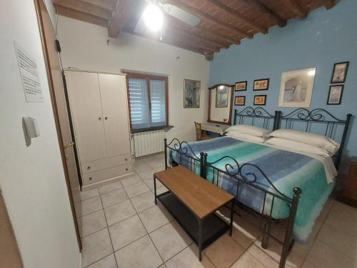 a bedroom with a bed and a wooden table at La Convenienza in Cascina