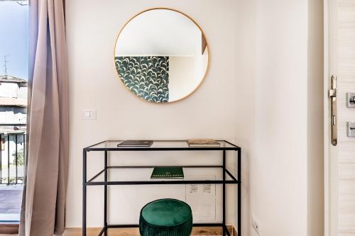 a room with a mirror and a green chair at Nepi green apartment in Nepi