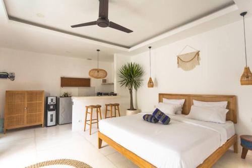 a bedroom with a large bed and a kitchen at Beautiful 1-Bedroom-Villa 'Sunflower' in Canggu in Dalung