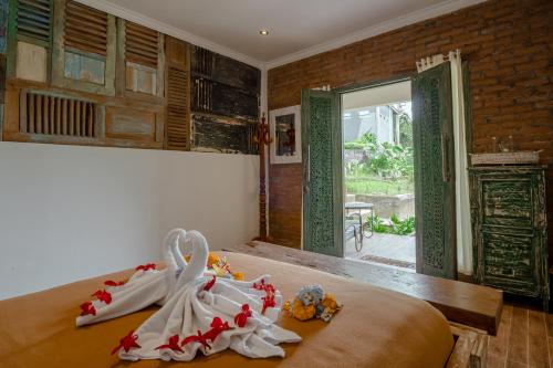 ein Schlafzimmer mit einem Bett mit Handtüchern darauf in der Unterkunft Munduk Farmhouse in Munduk