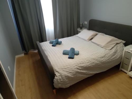 zwei blaue Teddybären auf einem Bett in einem Schlafzimmer in der Unterkunft Apartamento Eman in Villajoyosa