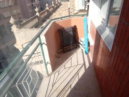 einen Balkon mit einem WC an der Seite eines Gebäudes in der Unterkunft Apartamento Eman in Villajoyosa