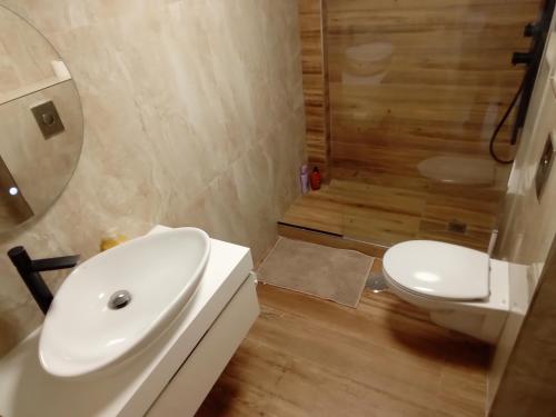 ein Badezimmer mit einem weißen Waschbecken und einem WC in der Unterkunft Apartamento Eman in Villajoyosa
