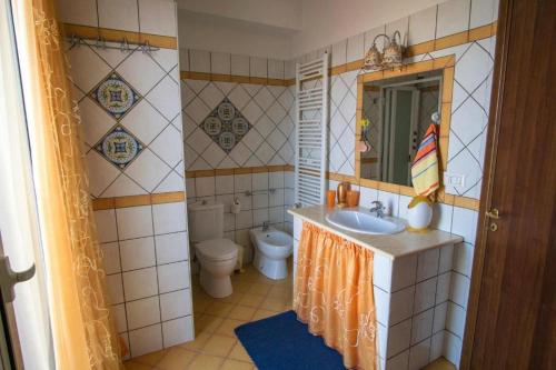 La salle de bains est pourvue d'un lavabo et de toilettes. dans l'établissement Villa Gusmano, à Piedimonte Etneo