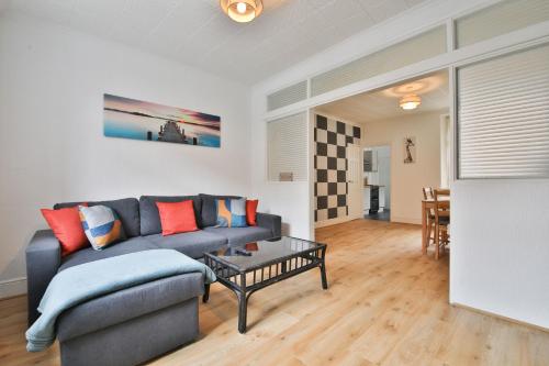 En sittgrupp på Beautiful 3 Bedroom Home Renovated Centrally Located in South Wales