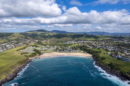 una vista aérea de una playa y el océano en Ridgewaters Retreat, en Kiama
