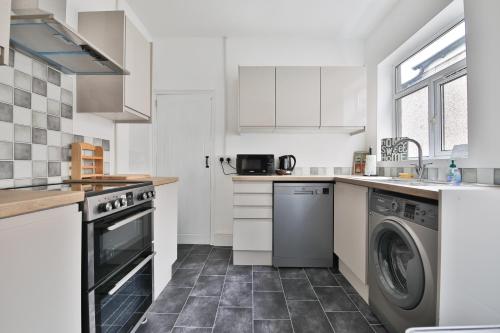 A kitchen or kitchenette at Beautiful 3 Bedroom Home Renovated- Welsh Mountains & Hiking Trails