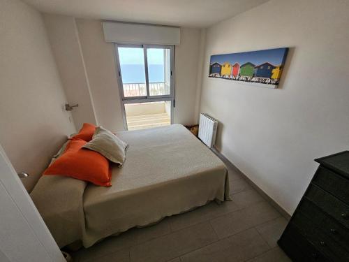 een kleine slaapkamer met een bed en een raam bij Aisa 10 Beach & Golf in Alicante