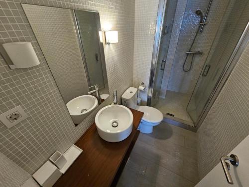 een badkamer met een toilet, een wastafel en een douche bij Aisa 10 Beach & Golf in Alicante